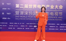刘晓庆亮相上汽大众帕萨特Pro之夜红毯，红色西服尽显优雅与自信