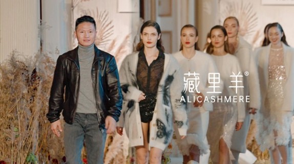佟丽娅熊黛林都在抢！“藏里羊”颠覆时尚圈，外媒：“中国开挂了！”